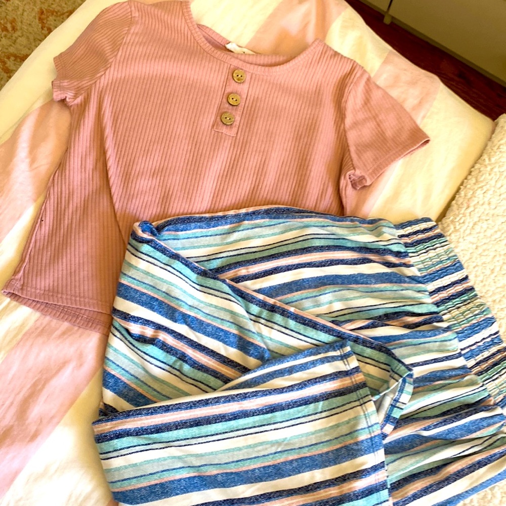Cute cropped shirt and flowy pants.